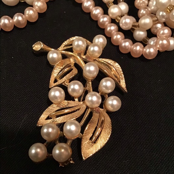 Vintage Lisner Gold and Faux Pearl Brooch - Picture 2 of 5